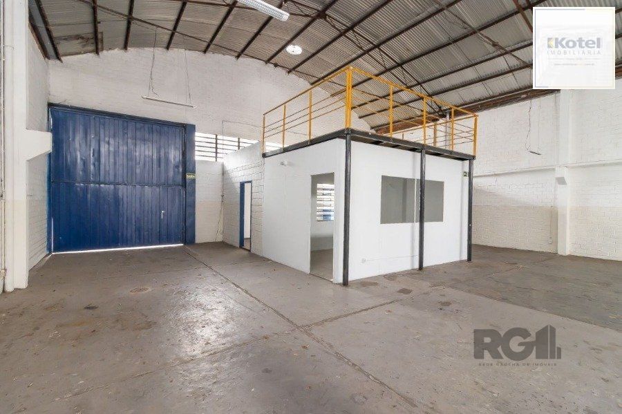 Excelente deposito amplo, de alvenaria em Petrópolis, Br. do Amazonas, c/330 m2 de área construída emTerreno 13,20 X 40,00, banheiro, escritórios, pátio no fundos, estac. interno para uns 5 carros. — foto 4