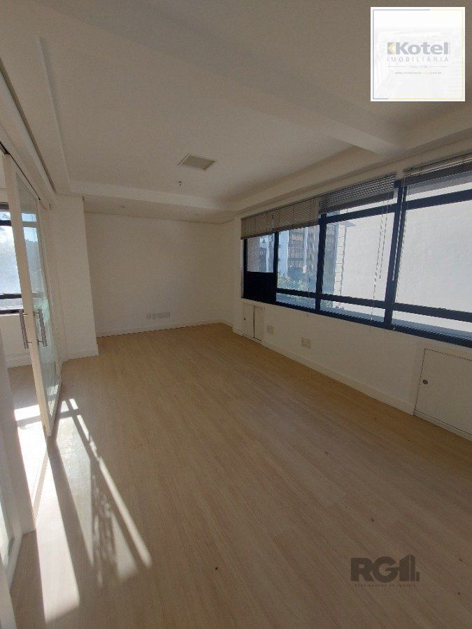 sala comercial, medindo 36,12 m² área privativa e 49,27 m² de área total, com 1 box coberto duplo, localizada no Moinhos de Vento