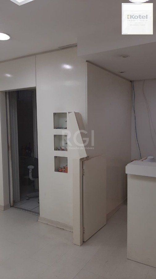 LOJA TÉRREA NA GALERIA QUINTA AVENIDA CENTER, Bairro Moinhos ,45,38 m2 com mezanino com vaga de garagem.