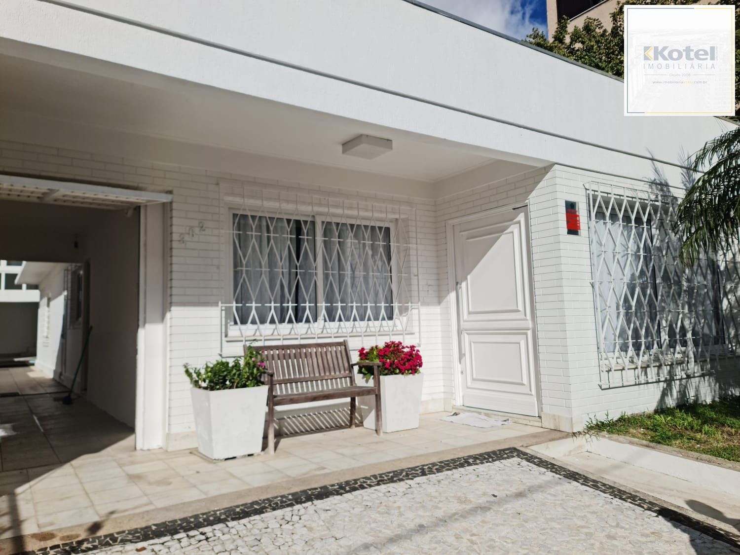 Linda casa com 5 dorm sendo 4 suites, 2 churrasqueiras e piscina