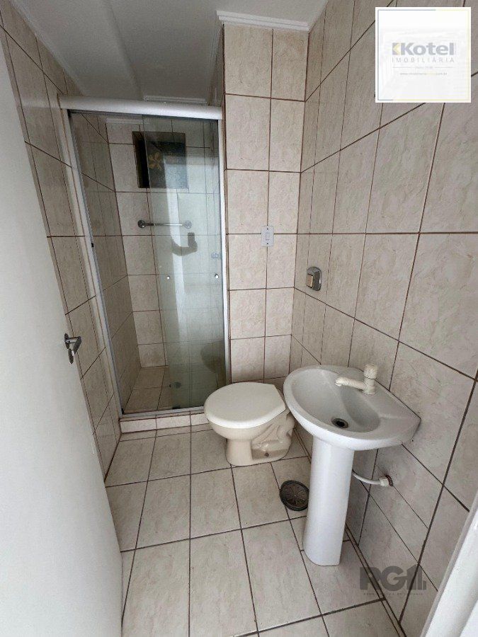 Apartamento com 54,70 m² de área privativa com dois dormitórios, sala, cozinha e área de serviço. Reformado.  Piso porcelanato