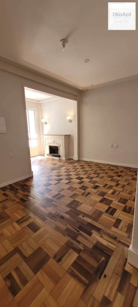 Venda apartamento totalmente reformado, 3 dormitórios living amplo, ótima iluminação, lareira ecológica, centro histórico