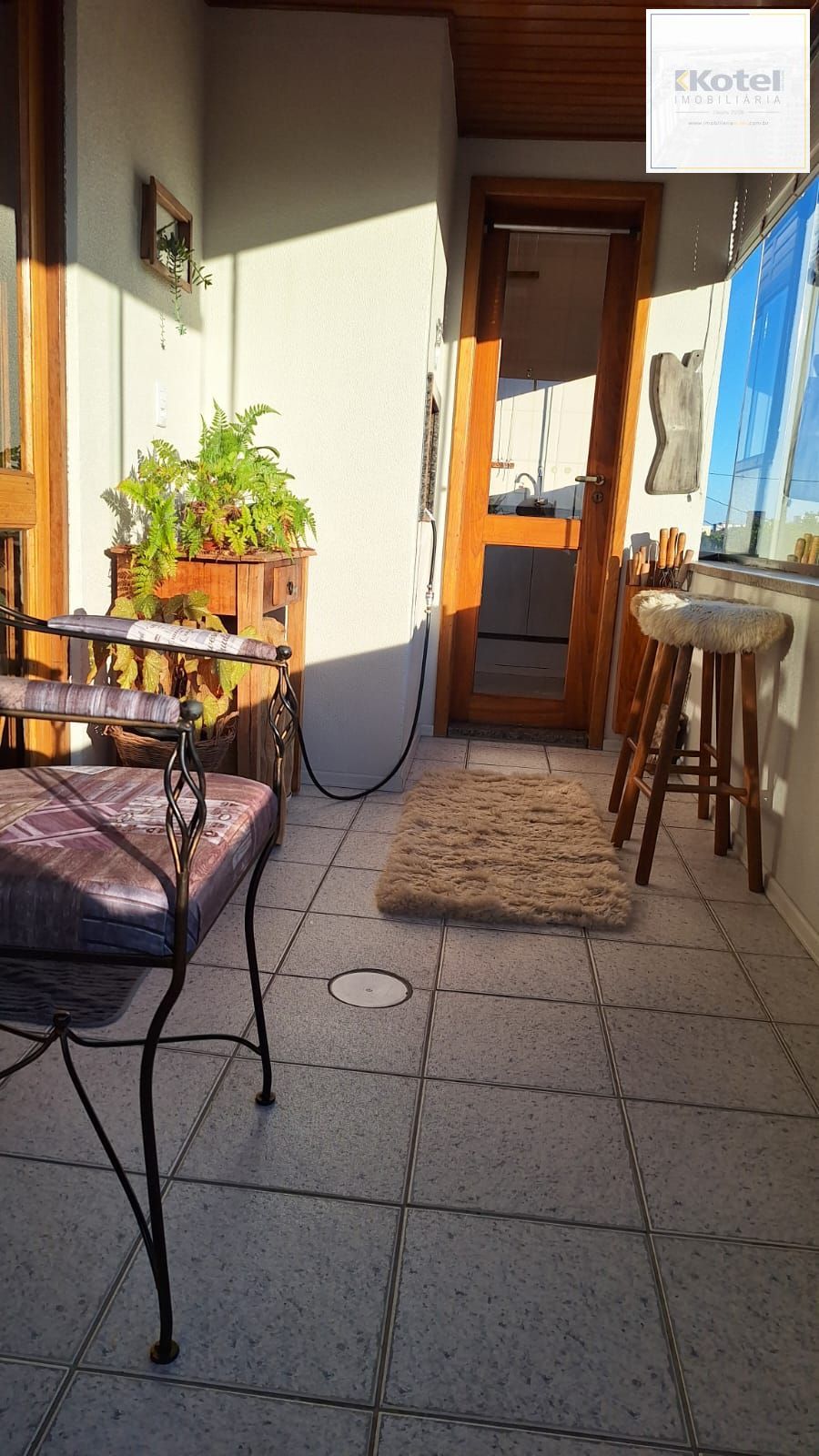 Apartamento de 2 domitórios, com varanda, churrasqueira, 2 vagas.