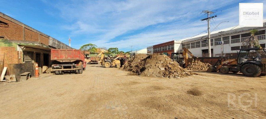 Depósito Pavilhão Venda no Bairro Navegantes  com 1800m²  de terreno e 324m² de escritórios - De esquina — foto 2