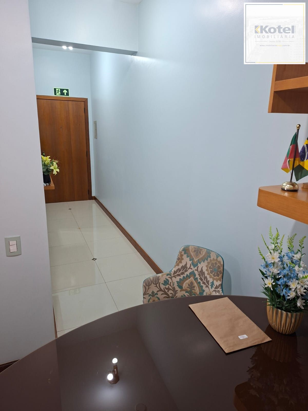 Sala com 41,14 me com uma vaga escriturada e coberta
