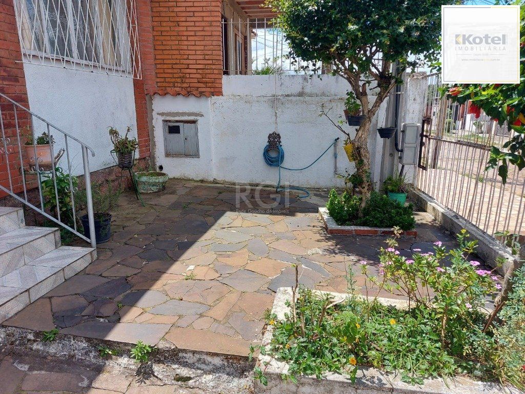 CASA COM CHURRASQUEIRA E GARAGEM PARA 2 CARROS — foto 3