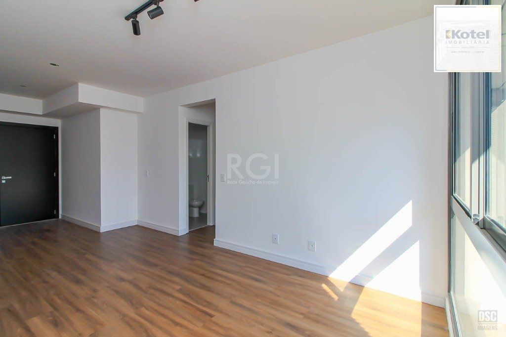 Semi mobiliado 2 quartos (1 suíte) e 1 vaga. Infra completa e ótima localização
