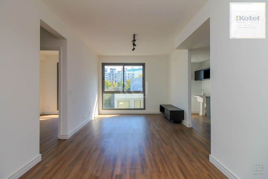 Semi mobiliado 2 quartos (1 suíte) e 1 vaga. Infra completa e ótima localização
