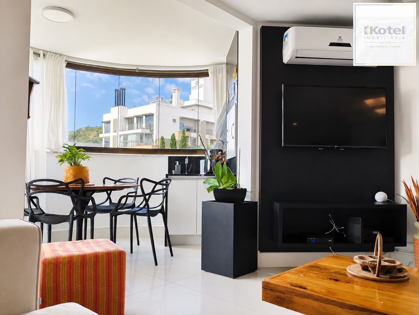 Apartamento Jurerê com suíte, vaga a 650 metros da praia