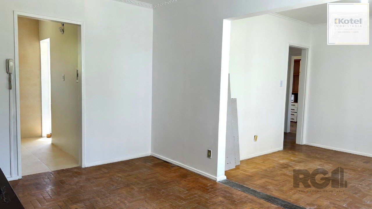 Apartamento 03 dormitórios no bairro Menino Deus, excelente localização.