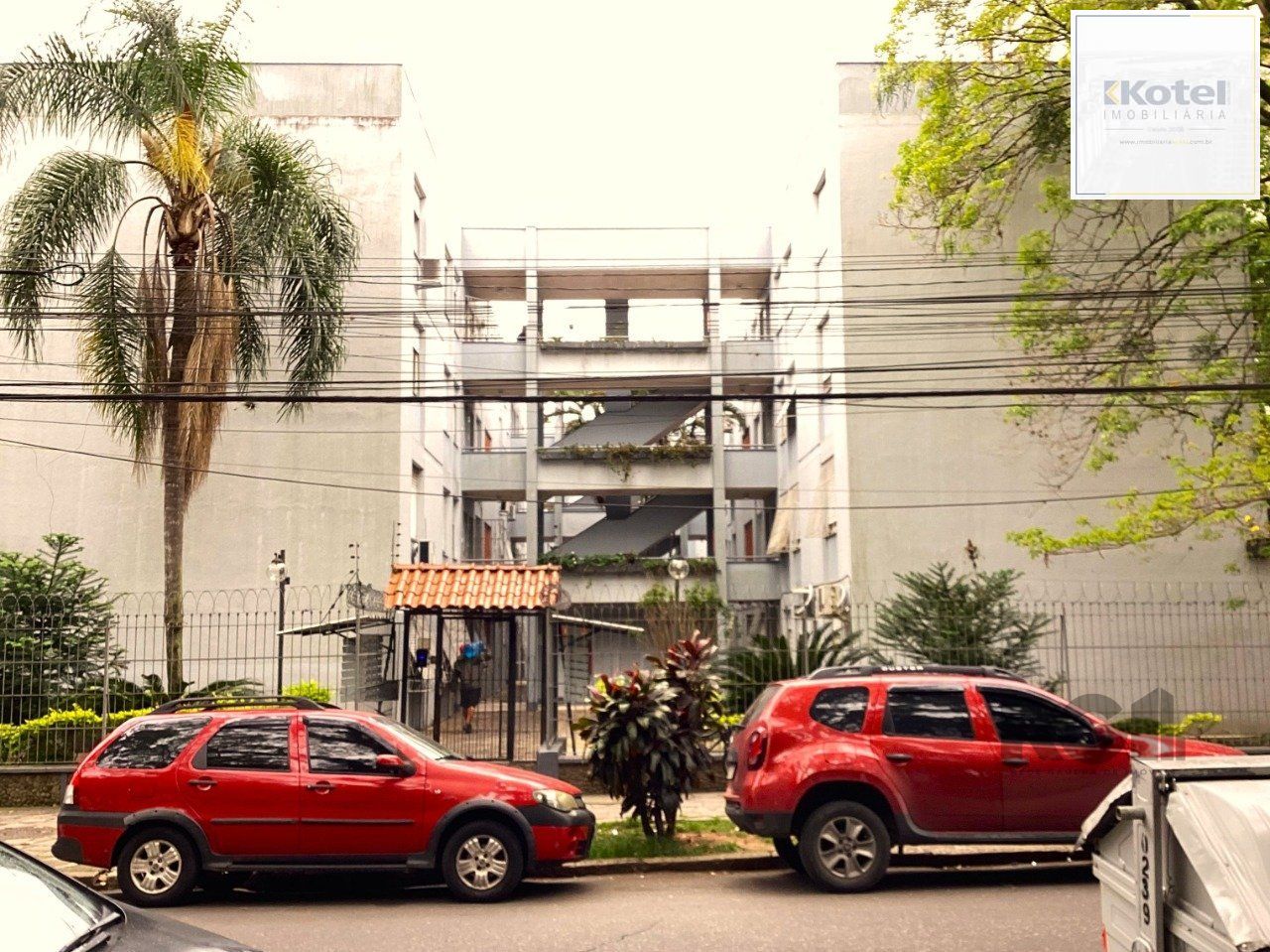 Apartamento 03 dormitórios no bairro Menino Deus, excelente localização.