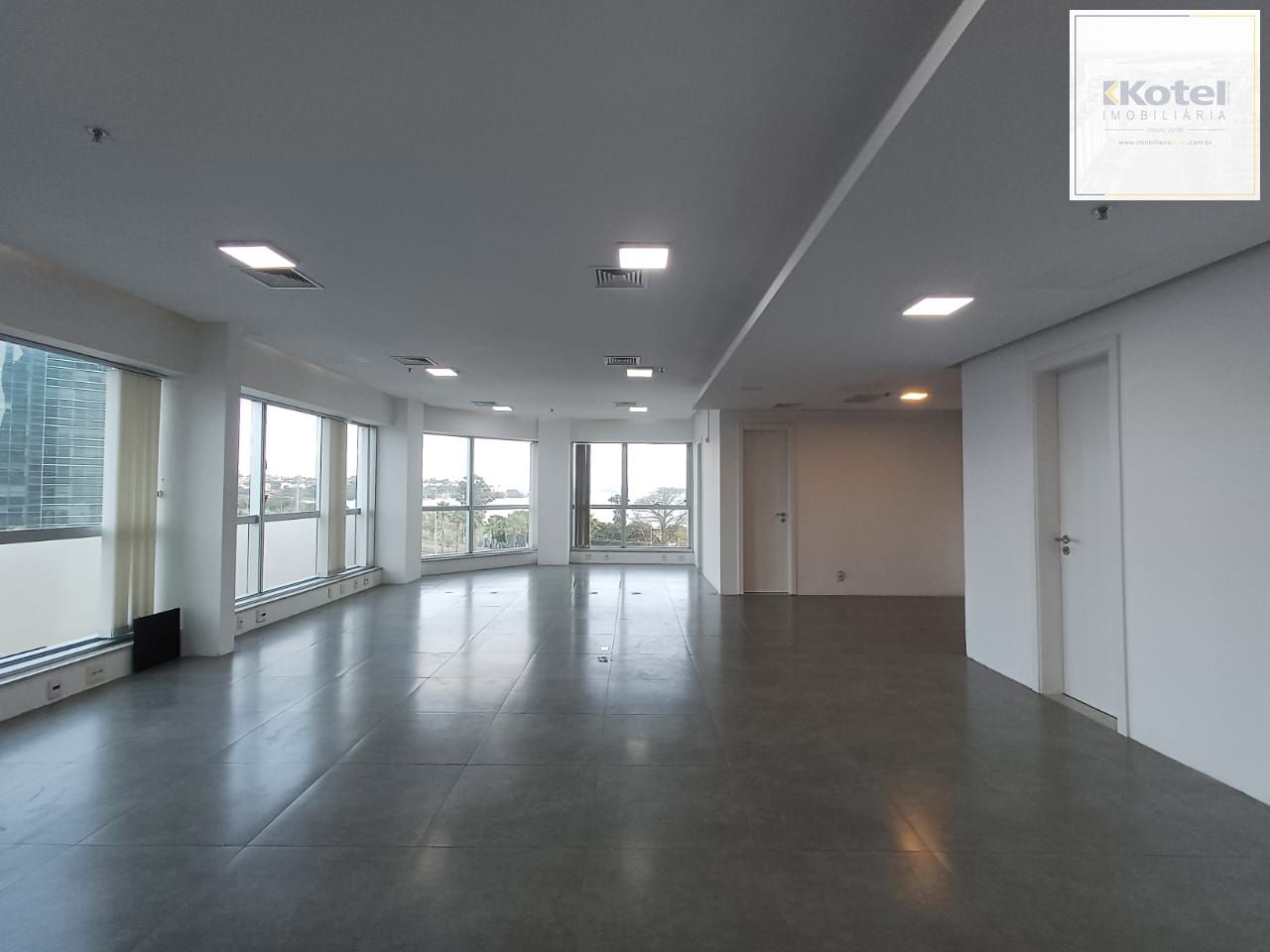 Sala comercial no Cristal Tower. Bairro Cristal. Barra Shopping Sul. — foto 2