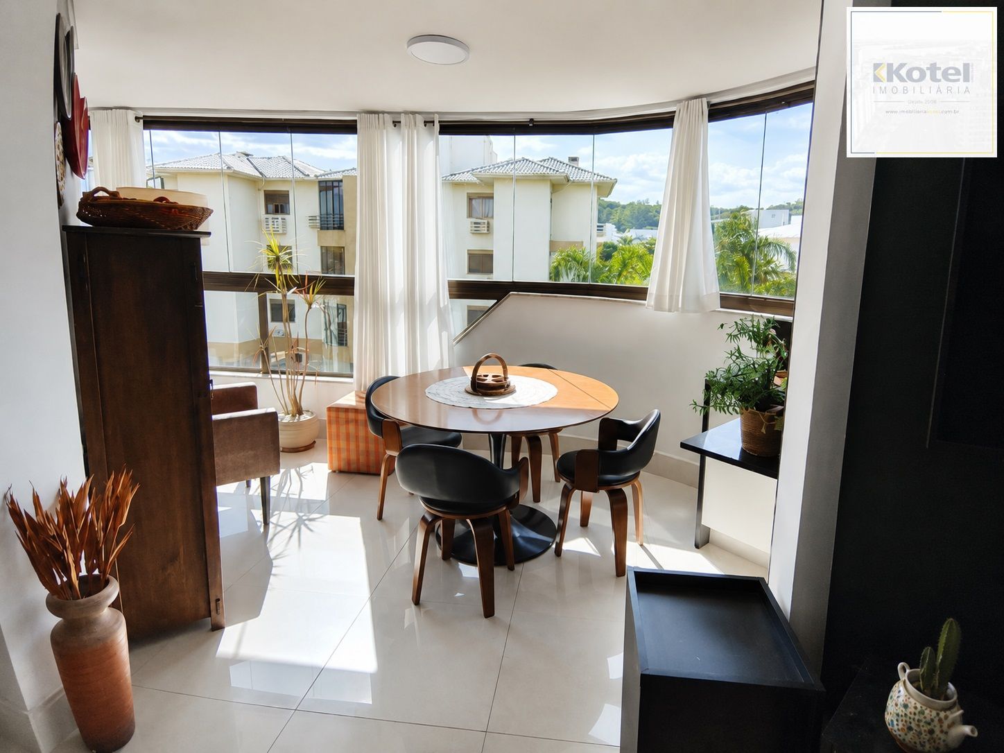 Apartamento Jurerê com suíte, vaga a 650 metros da praia
