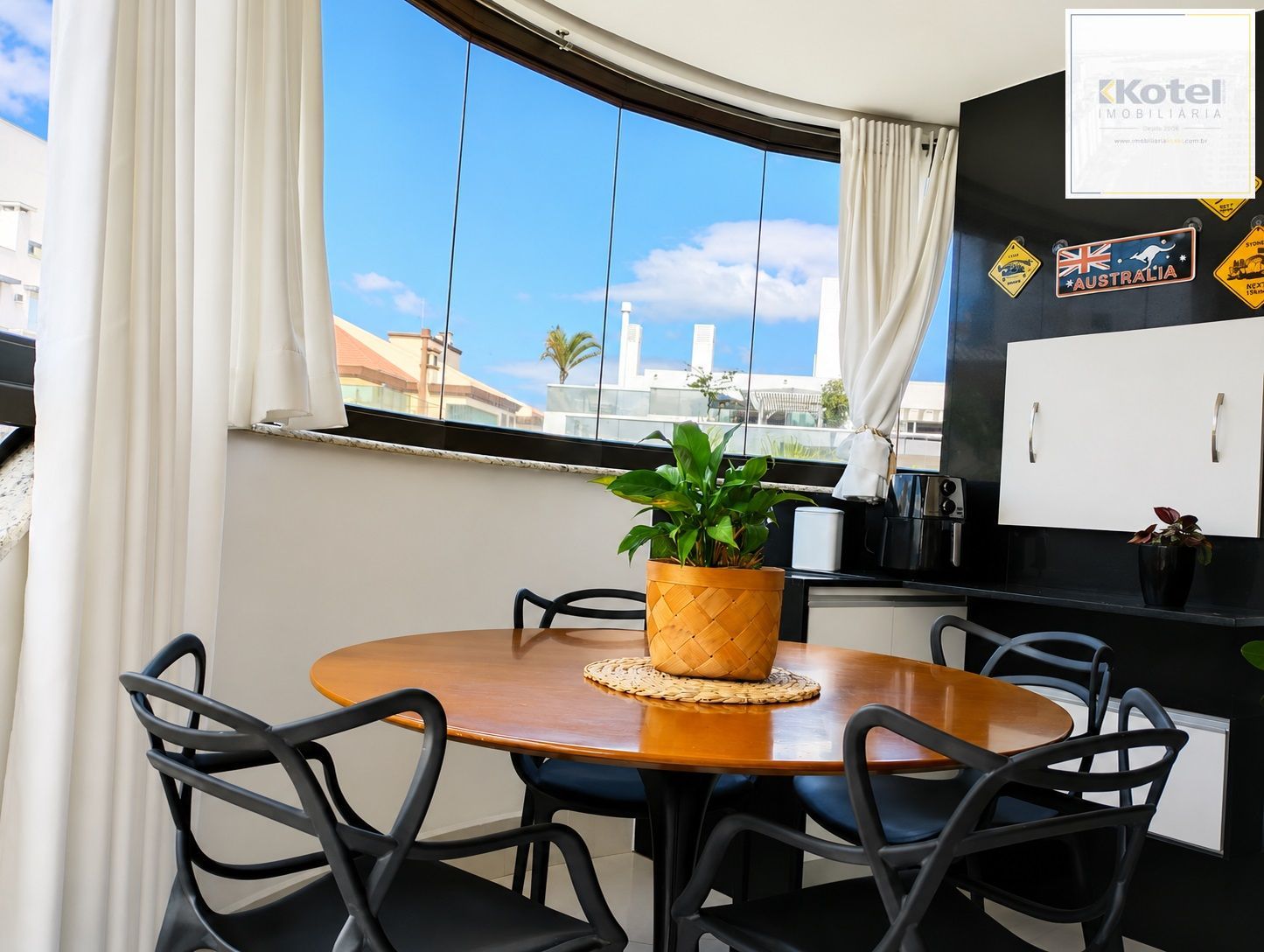 Apartamento Jurerê com suíte, vaga a 650 metros da praia