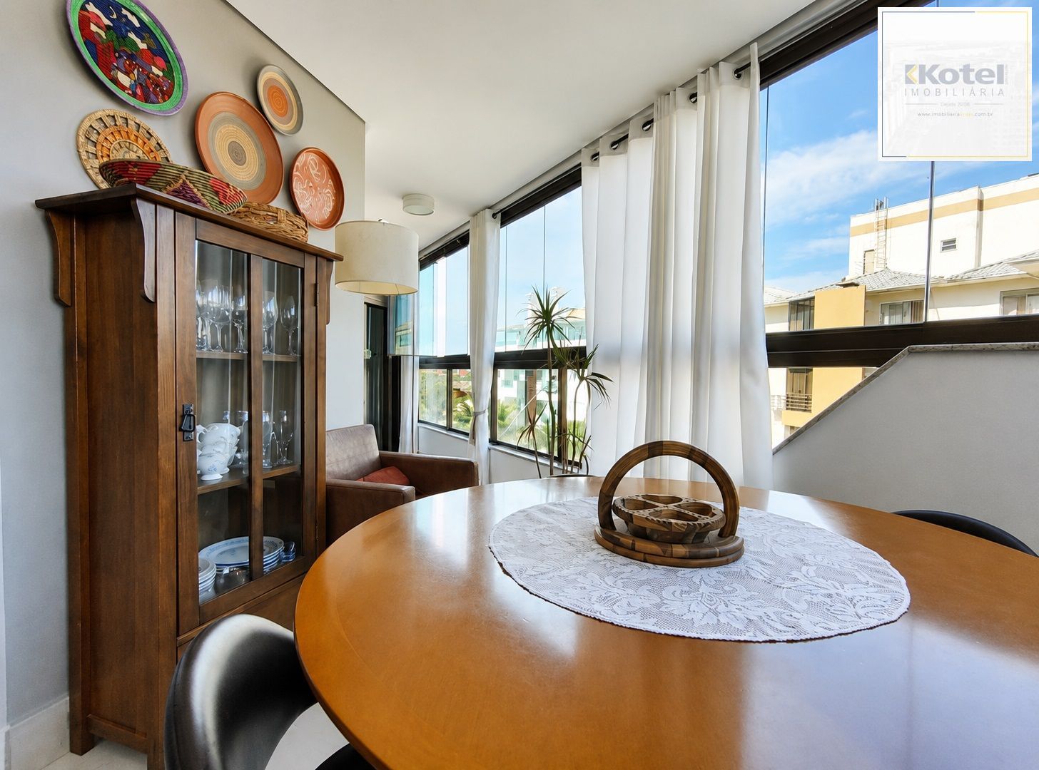 Apartamento Jurerê com suíte, vaga a 650 metros da praia