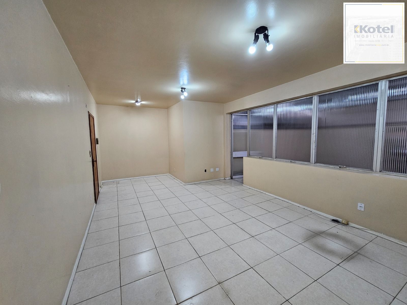 Ampla sala comercial na Cristóvão Moinhos de Vento com 53m2