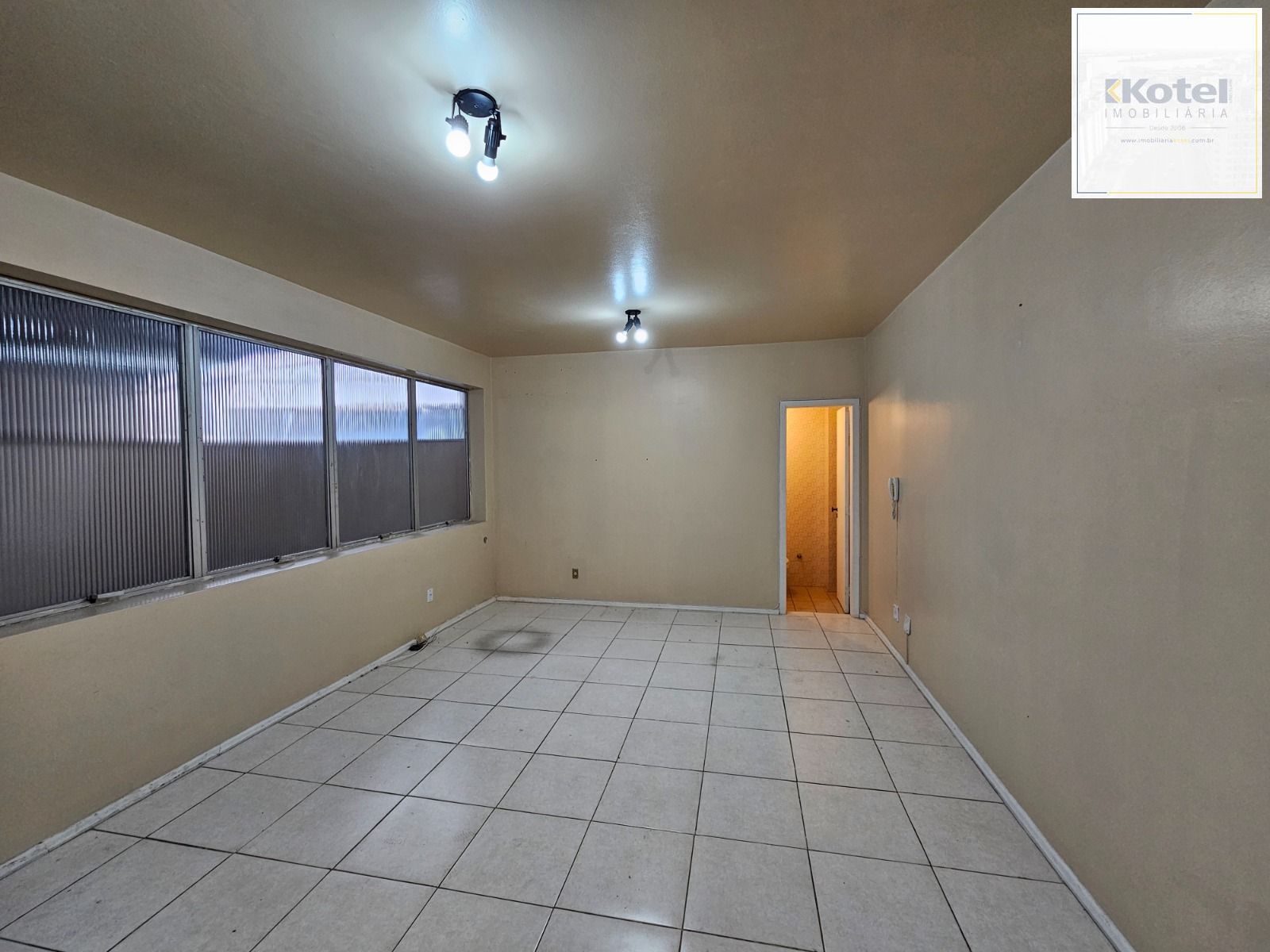 Ampla sala comercial na Cristóvão Moinhos de Vento com 53m2