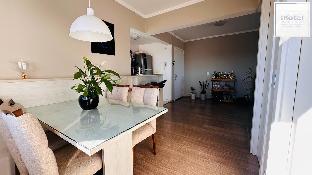 Apartamento 2 dormitórios transformado em 1 com living estendido e vaga