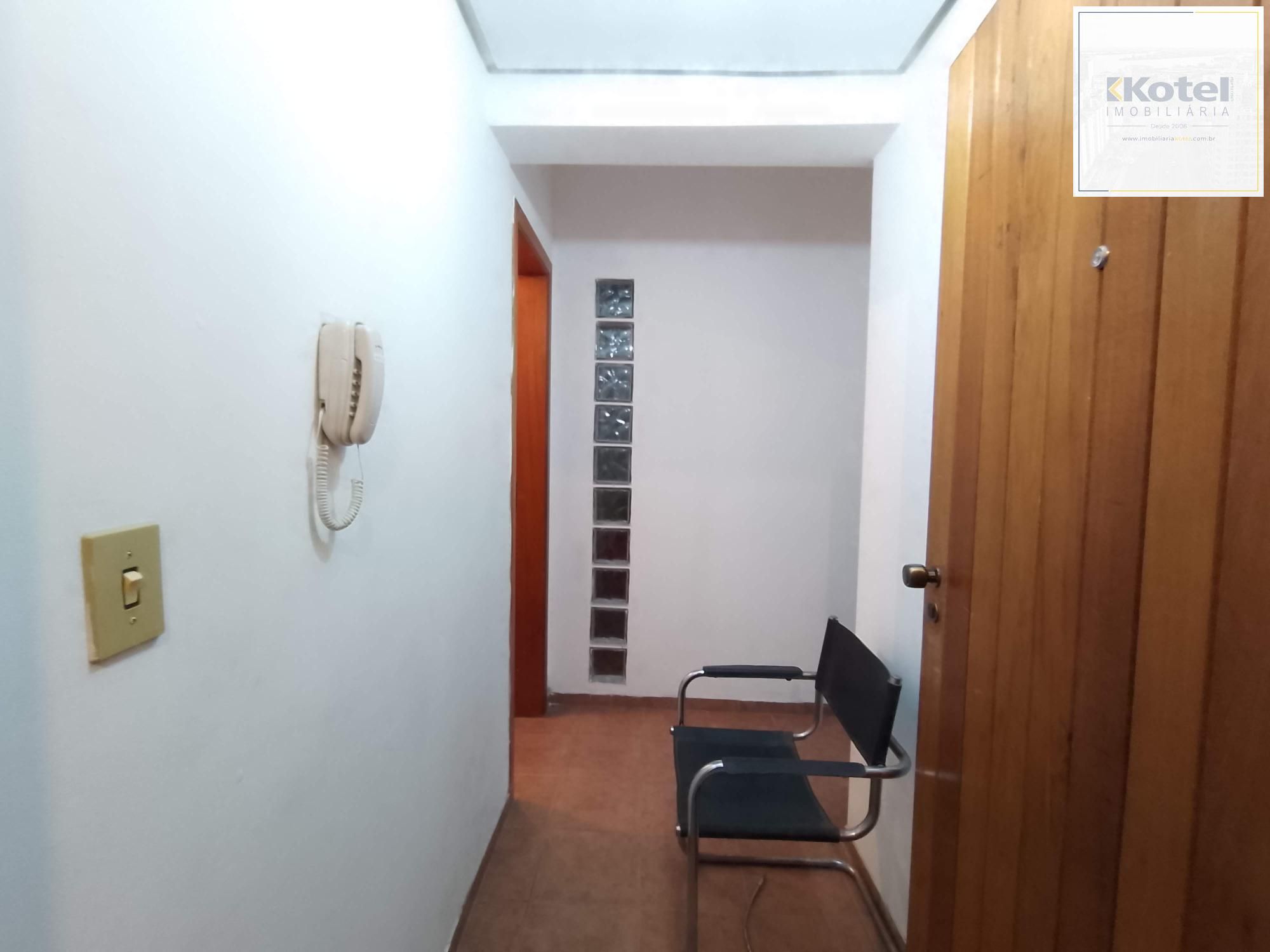 Sala comercial com elevador e vaga no Petrópolis