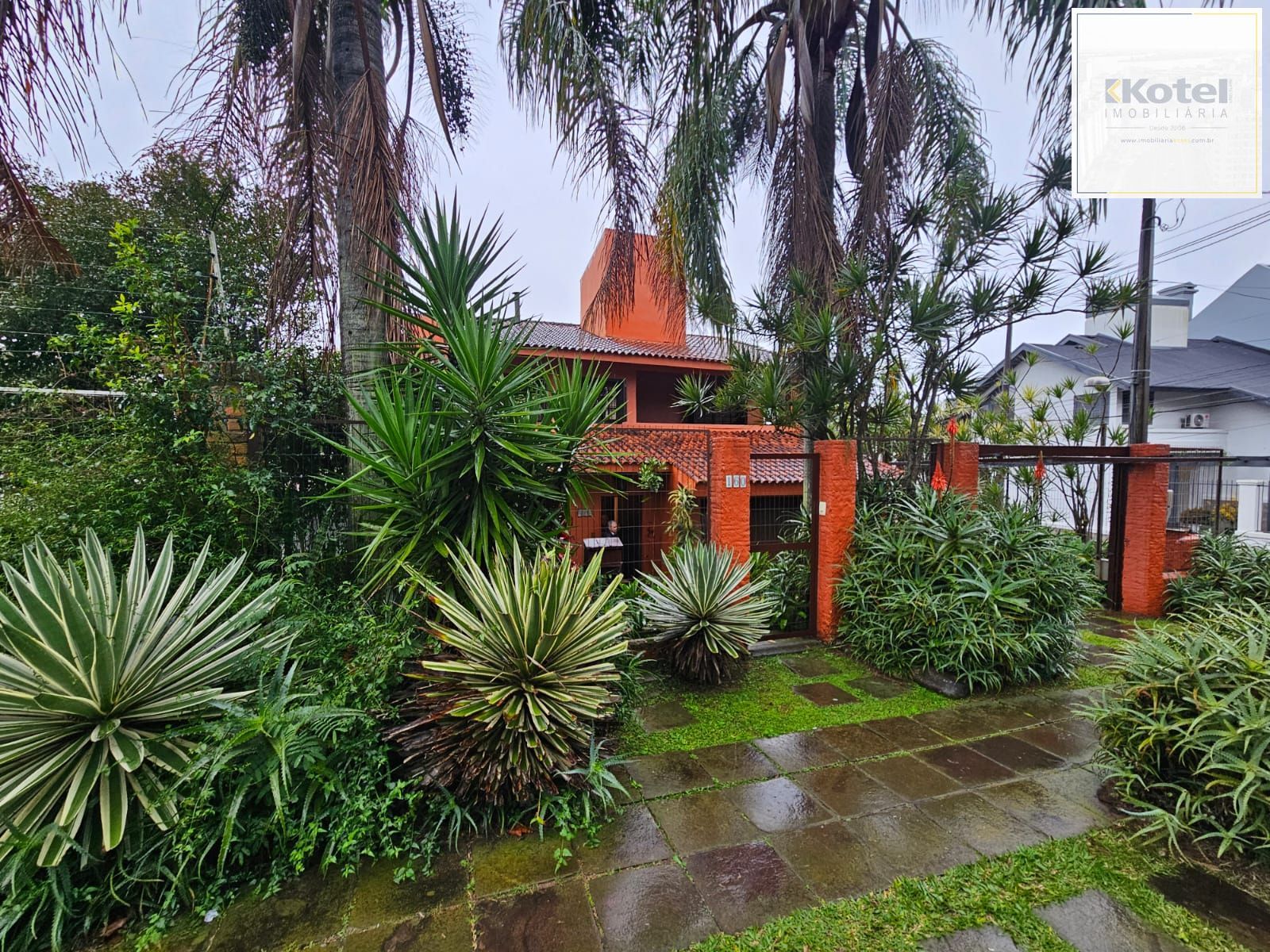LINDO SOBRADO DE ESQUINA COM PISCINA NO JARDIM ISABEL