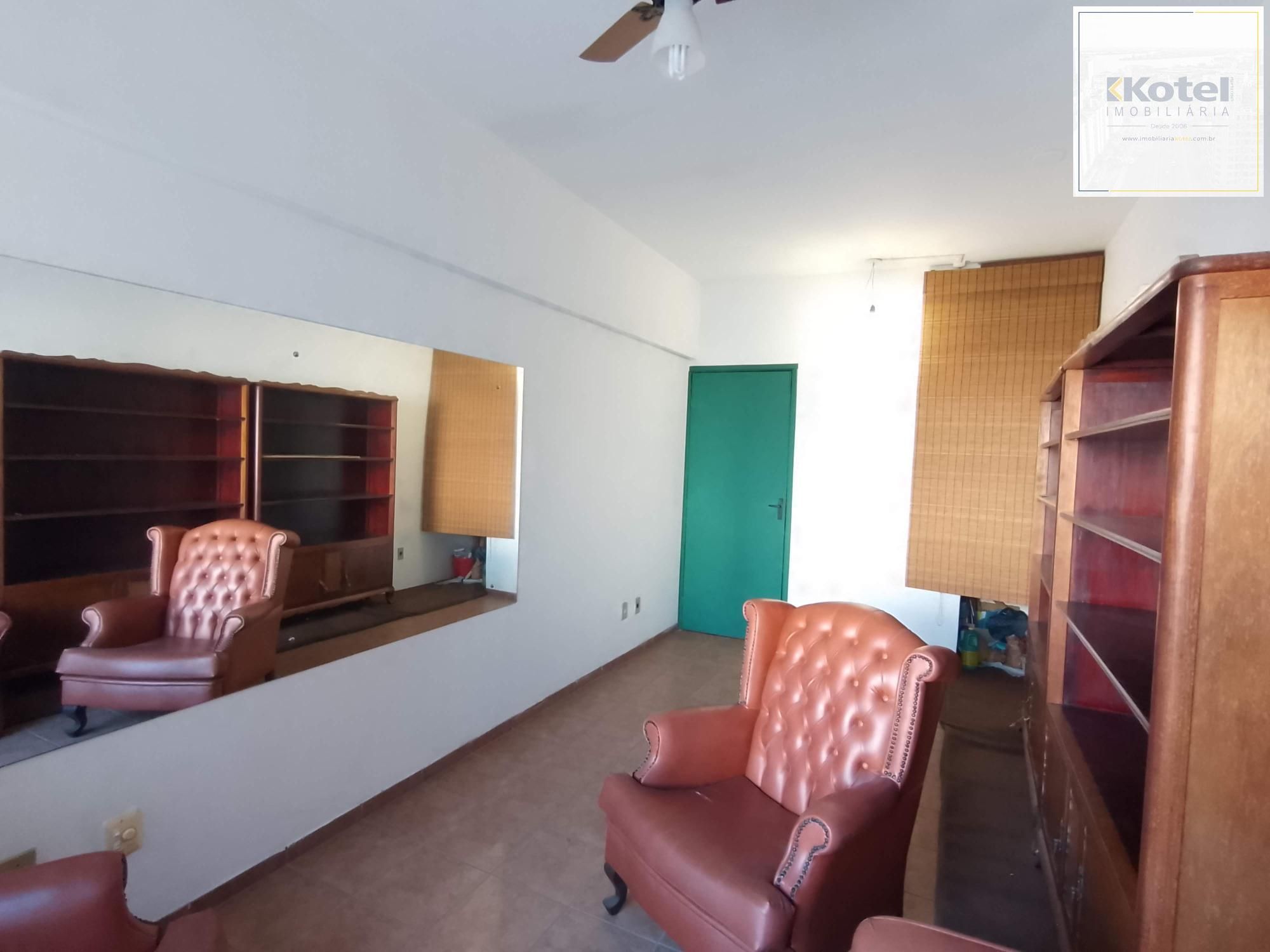 Sala comercial com elevador e vaga no Petrópolis