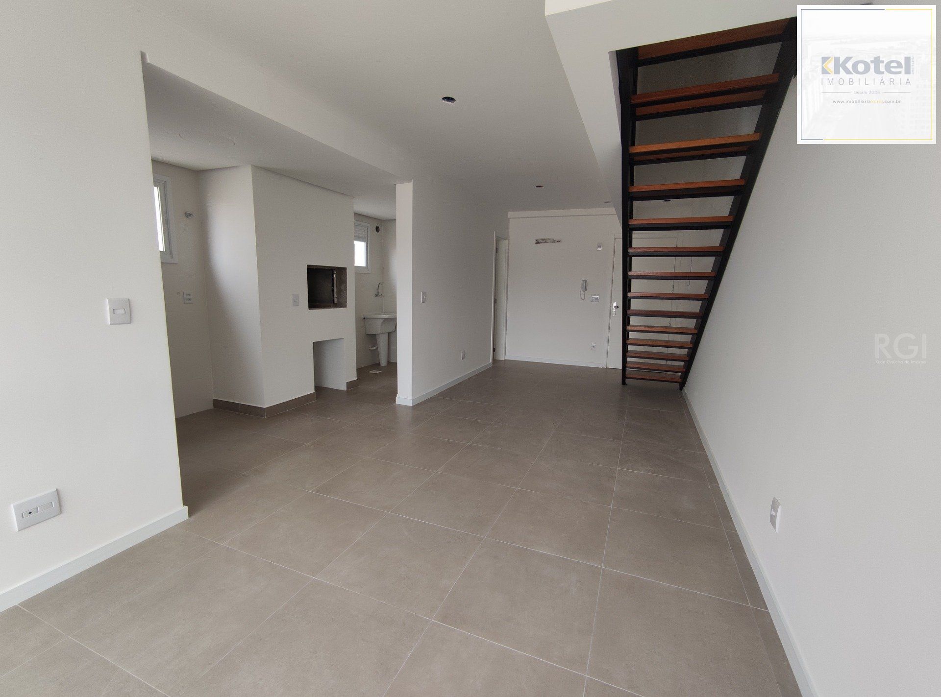 Duplex para Venda - 83.08m², 2 dormitórios, sendo 2 suites, 2 vagas - Petrópolis