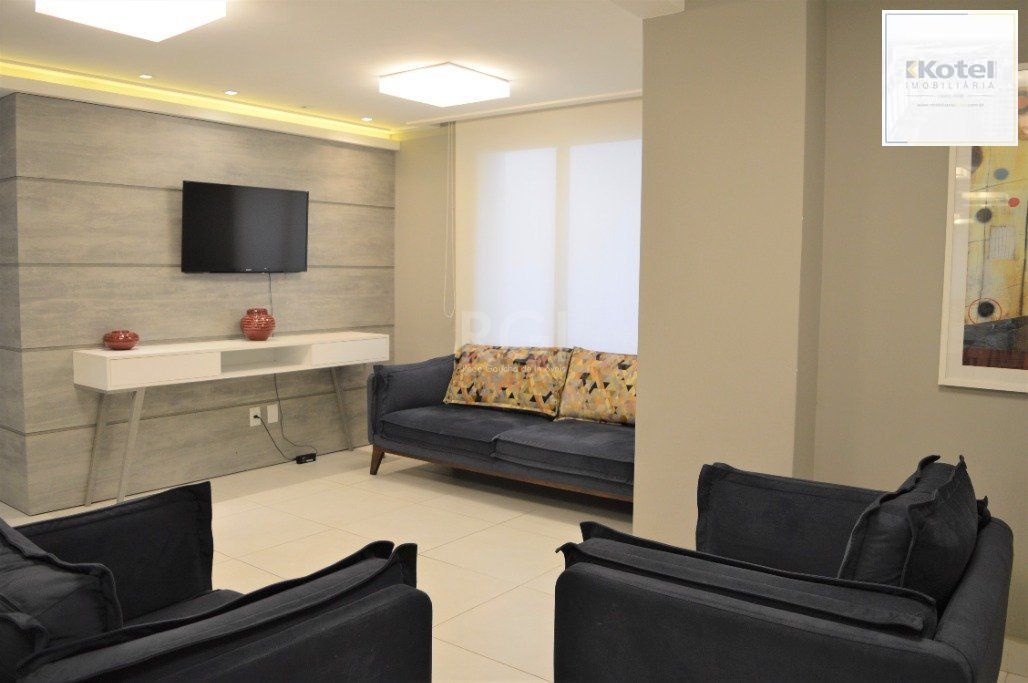Excelente, amplo e ensolarado apartamento 3 dormitórios sendo 1 suíte, com living 2 ambientes, banheiro social, semimobiliado e com 2 vagas de garagem.