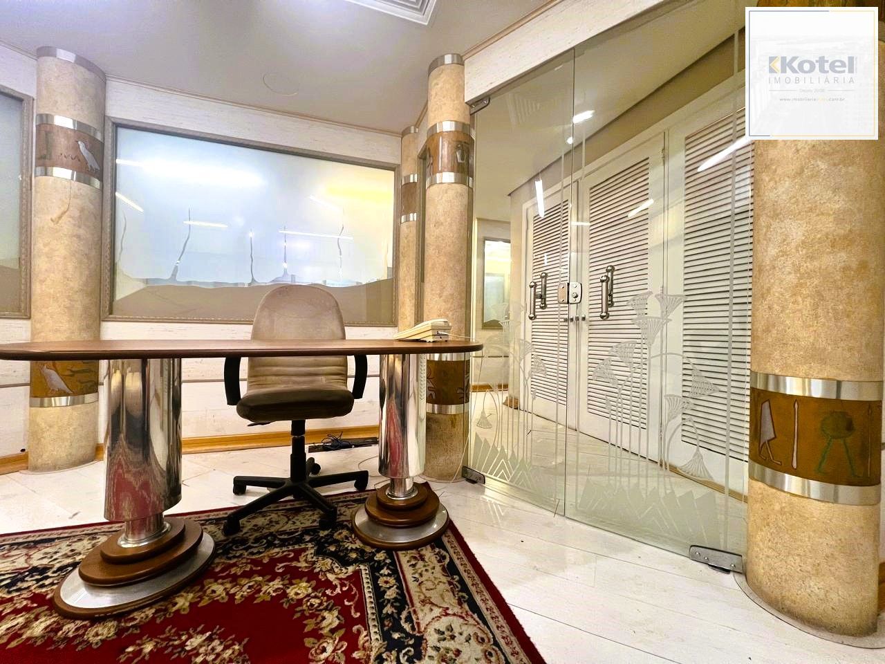 AMPLA SALA COMERCIAL NO CENTRO DE PORTO ALEGRE, DE FRENTE,  MOBILIADA E DECORADA!