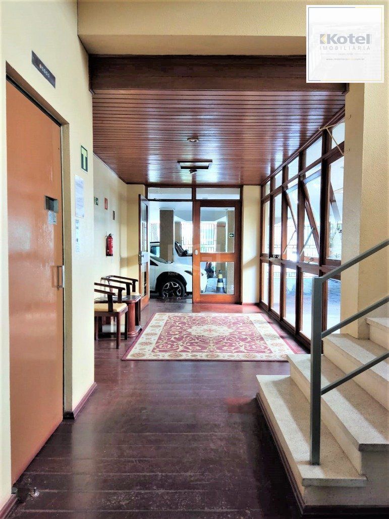 Apartamento 2 dormitórios semimobiliado, living 2 ambientes com lareira, cozinha e área de serviço, banheiro social, sacada e churrasqueira. — foto 5