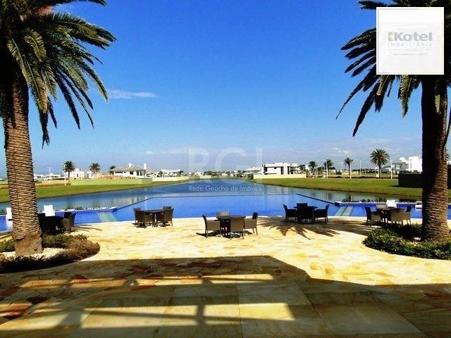 Excepcional sobrado 5 dormitórios com 5 suítes, totalmente mobiliado e ricamente decorado a beira lago em Xangrilá, no Condomínio Enseada.