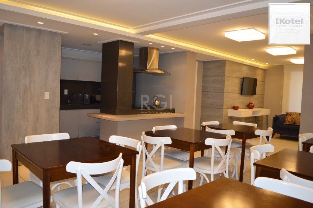 Excelente, amplo e ensolarado apartamento 3 dormitórios sendo 1 suíte, com living 2 ambientes, banheiro social, semimobiliado e com 2 vagas de garagem.