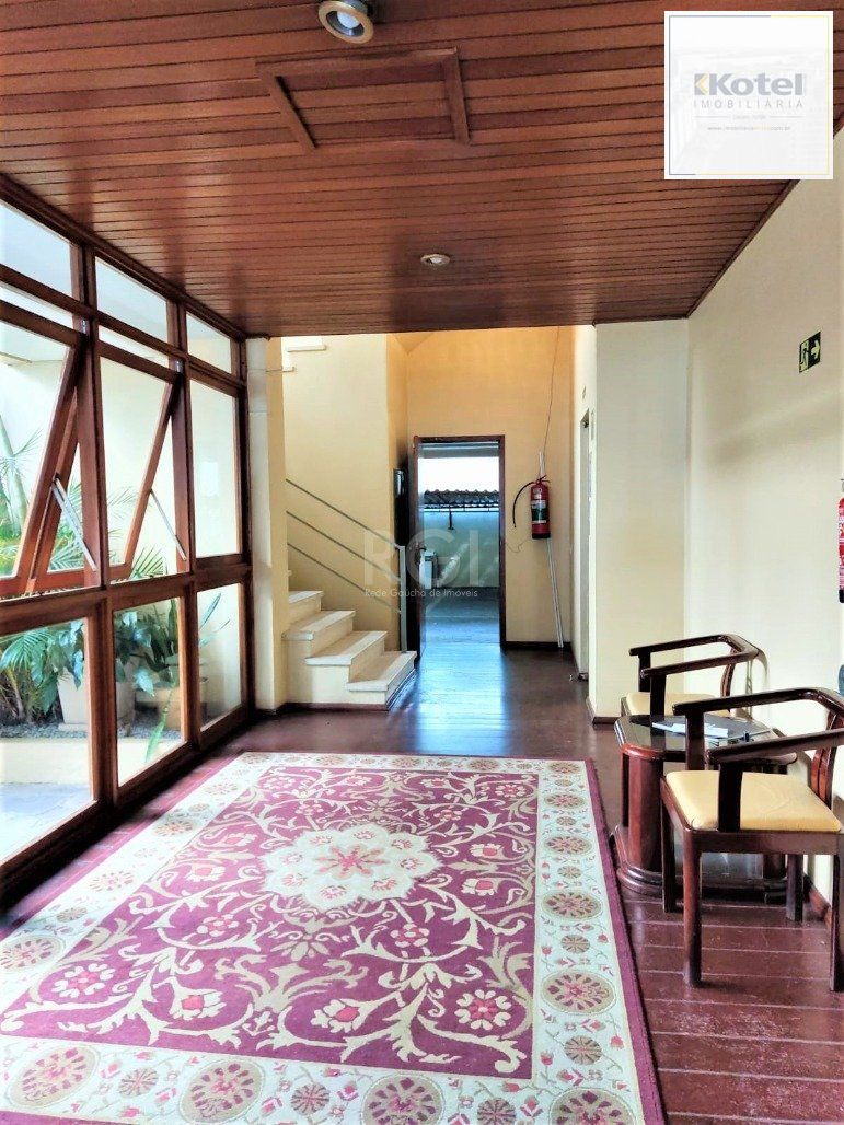Apartamento 2 dormitórios semimobiliado, living 2 ambientes com lareira, cozinha e área de serviço, banheiro social, sacada e churrasqueira. — foto 4