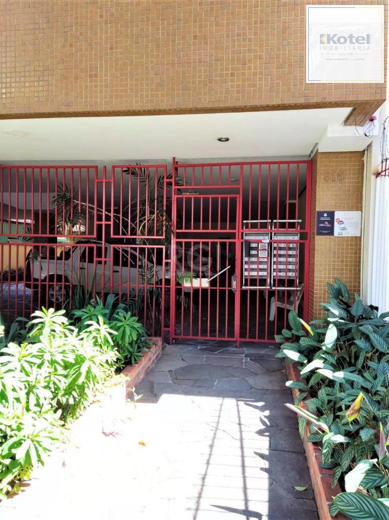 Apartamento 2 dormitórios semimobiliado, living 2 ambientes com lareira, cozinha e área de serviço, banheiro social, sacada e churrasqueira. — foto 3