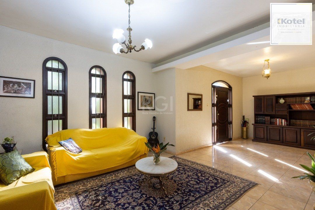 Sobrado com 345m² privativos, 3 suites, 2 vagas, churrasqueira. pátio com piscina - Bairro Cristal — foto 4