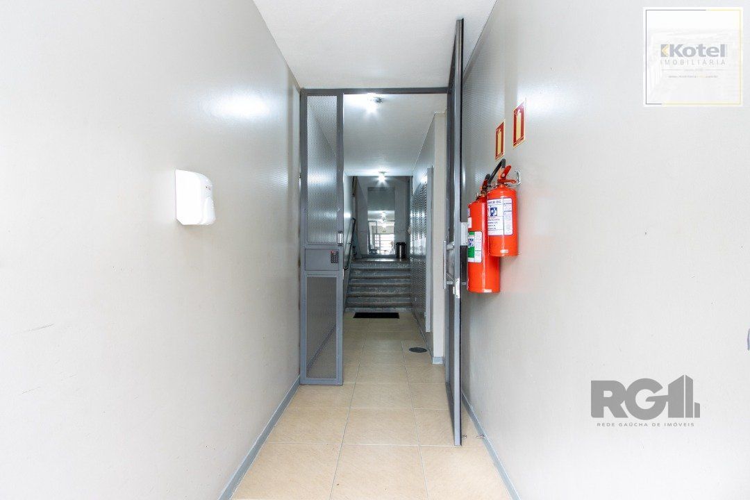 Apartamento com 70m² de área privativa, possui 3 dormitórios, sala para 2 ambientes, banheiro social, cozinha com móveis planejados e área de serviço. — foto 3