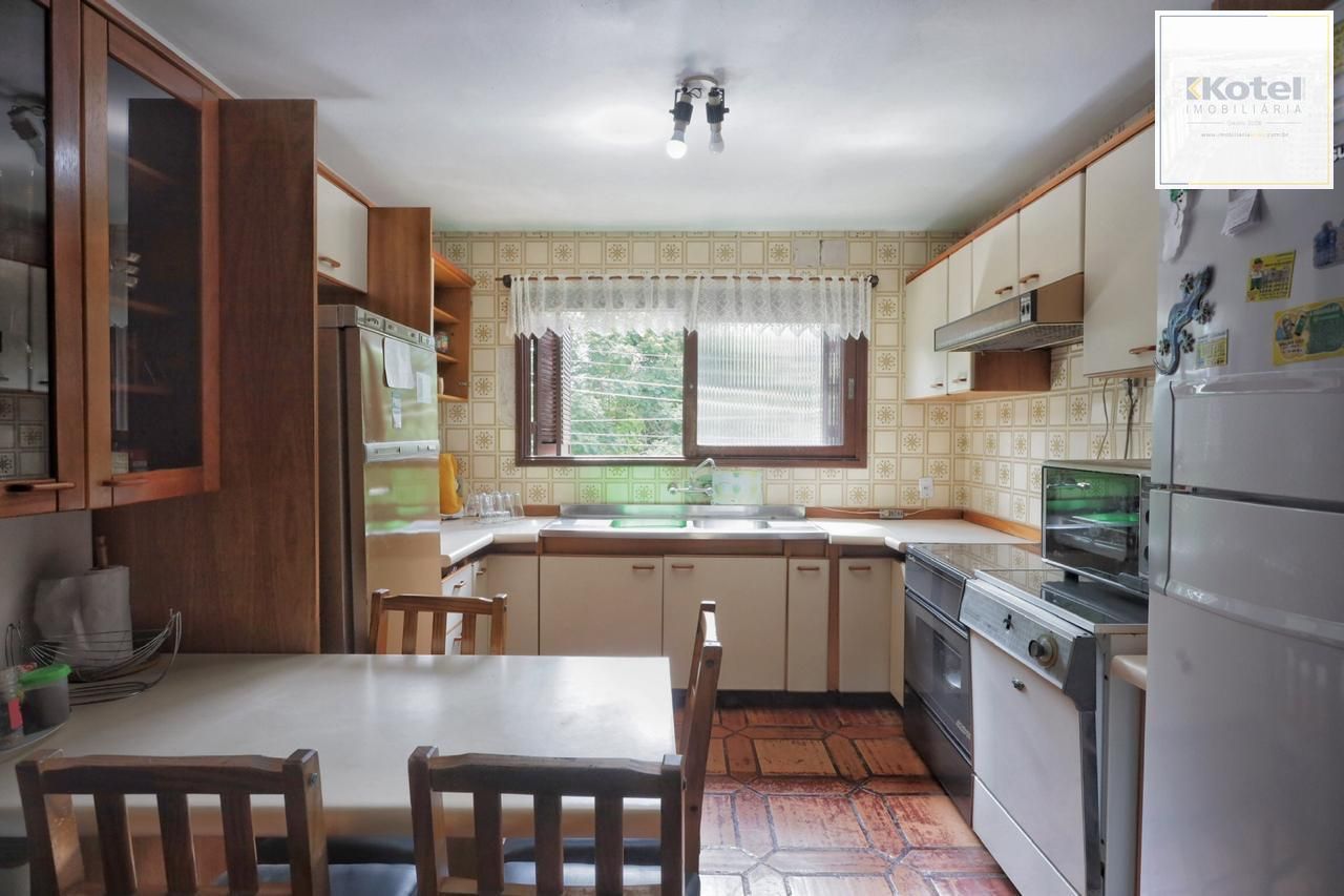 Casa com 300m², localizada na zona sul de Porto Alegre, com lareira, piscina e 3 vagas de garagem cobertas. — foto 3