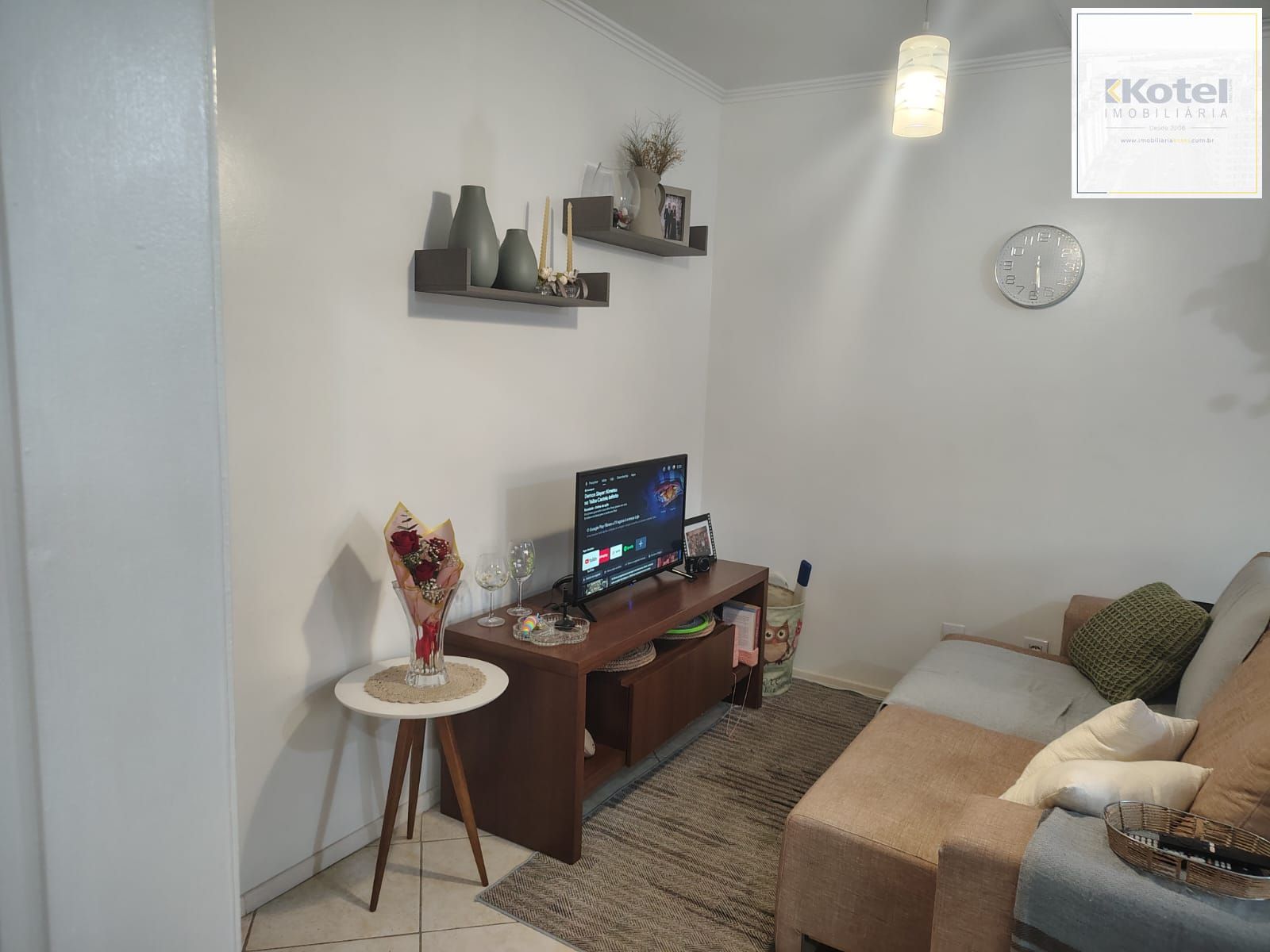 Apartamento de 2 quartos, living para 2 ambientes, banheiro social e 1 vaga escriturada.