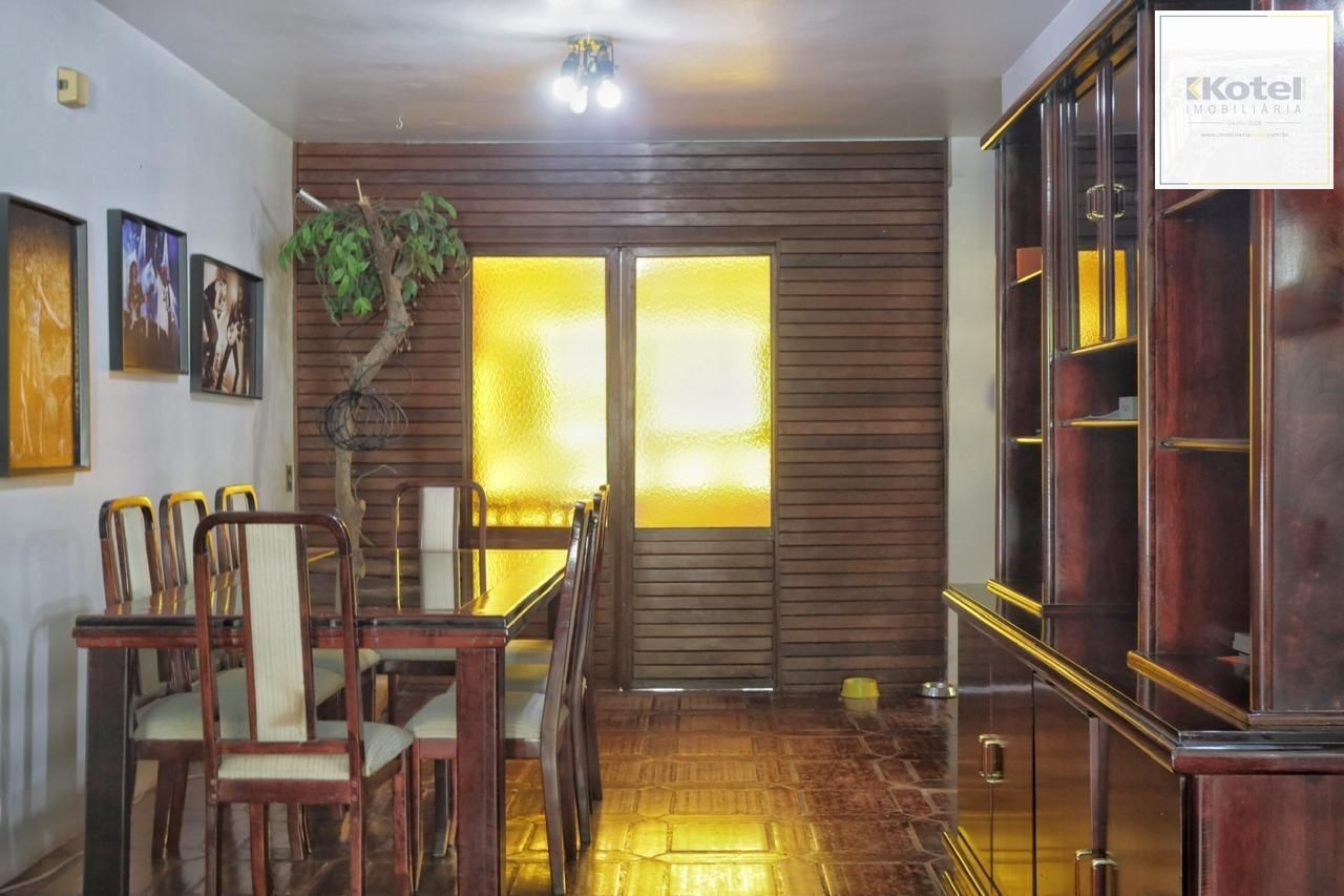 Casa com 300m², localizada na zona sul de Porto Alegre, com lareira, piscina e 3 vagas de garagem cobertas. — foto 2