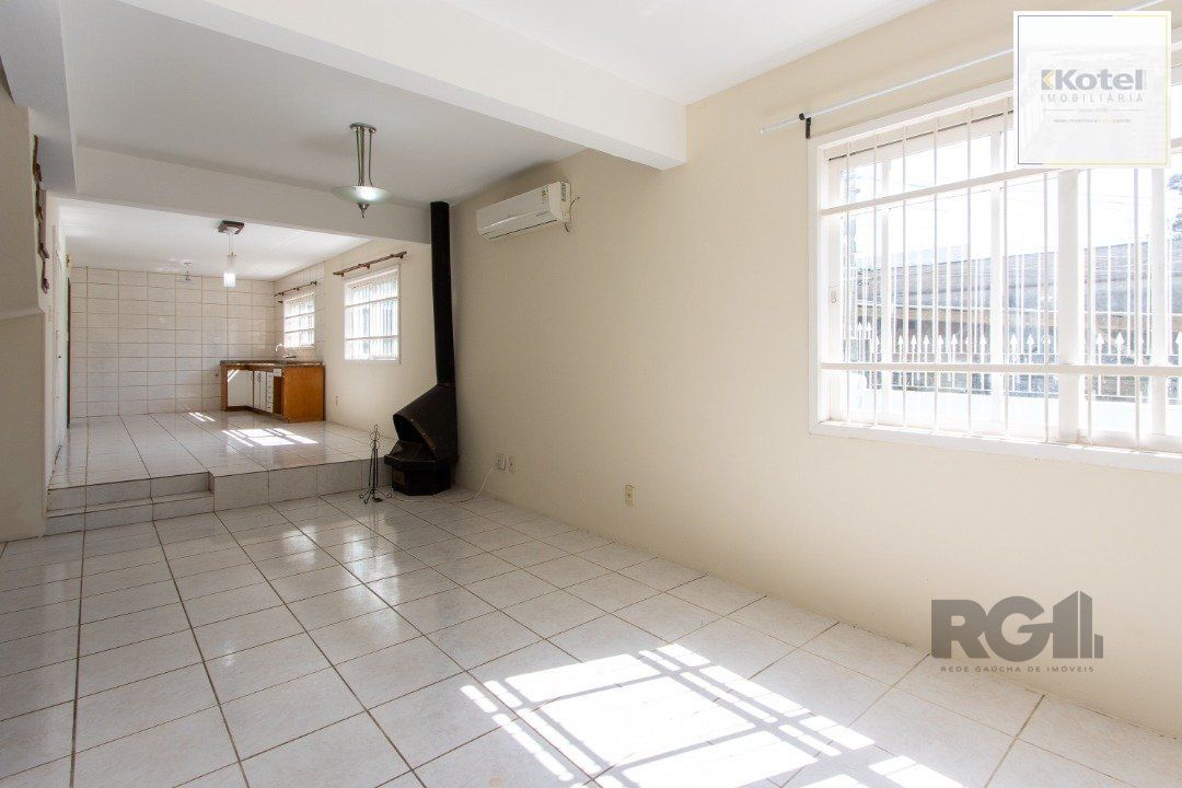 Casa de 4 dormitórios, 1 suíte, 4 vagas, no bairro Tristeza! — foto 5