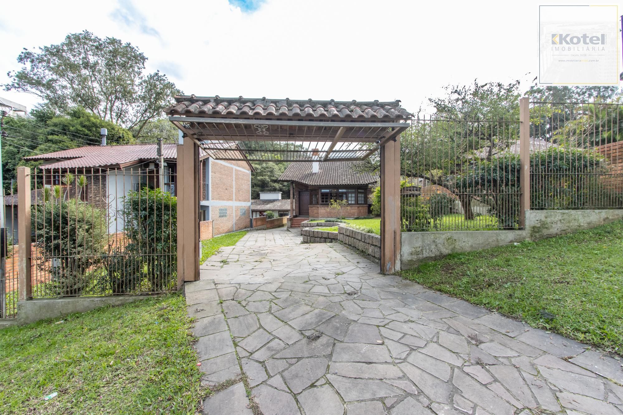 Ampla Casa com 2 Suítes, Closet, Lareira e Pátio com Árvores Frutíferas.