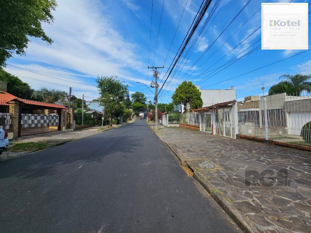 Terreno plano de 426 m², localizado na Rua Padre João Batista Reus,