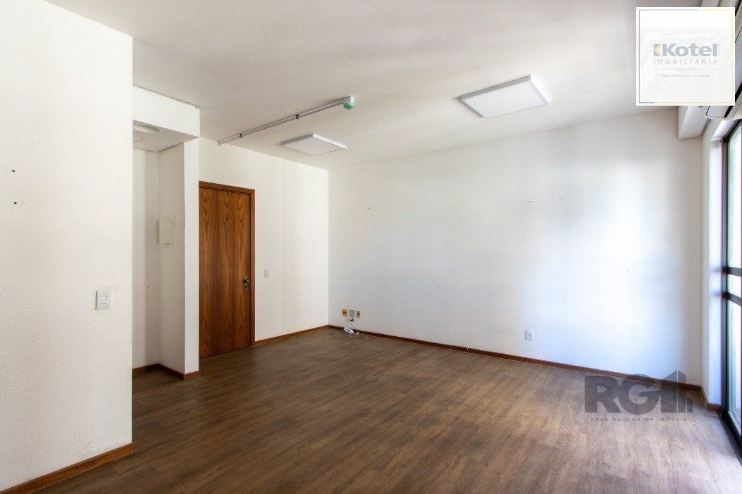 EXCELENTE SALA COMERCIAL, muito bem localizada no bairro Menino Deus, 01 banheiro, sacada e ar condicionado split, toda montada — foto 5