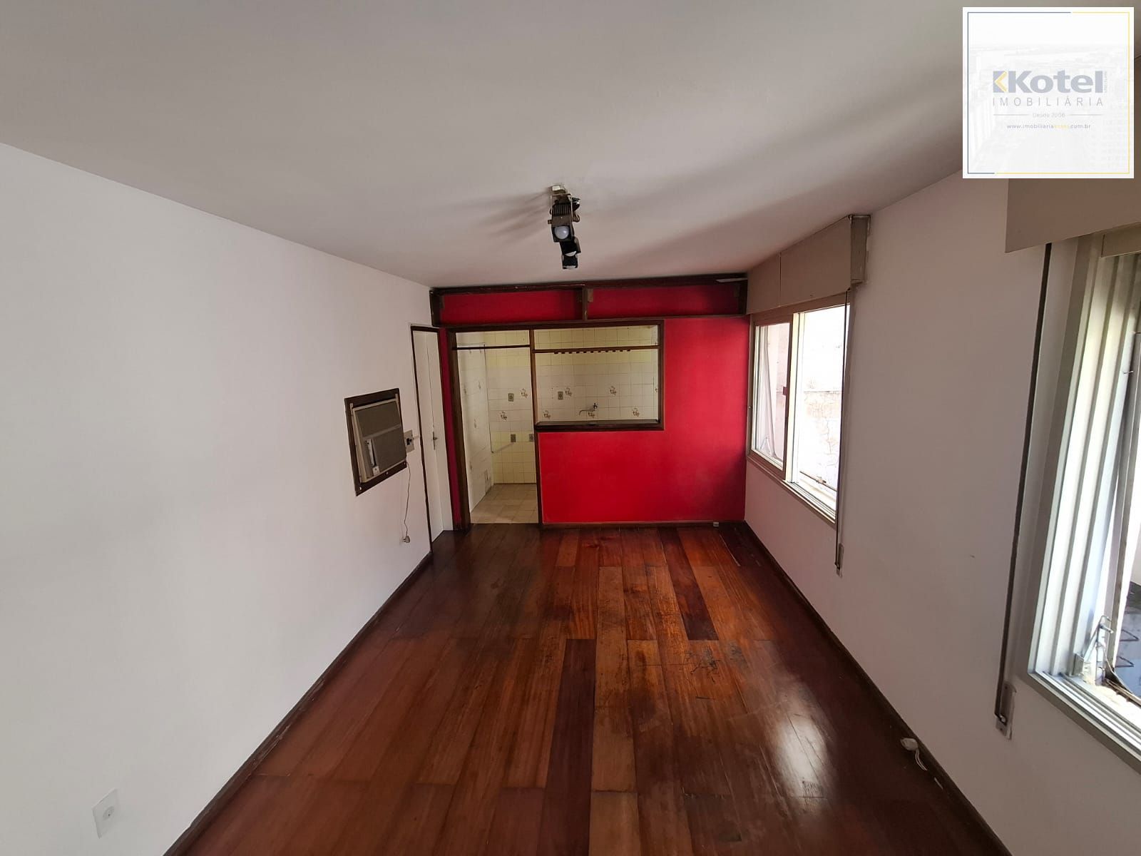 JK / Sala & Dormitório ( desocupado ) com ampla e boa cozinha