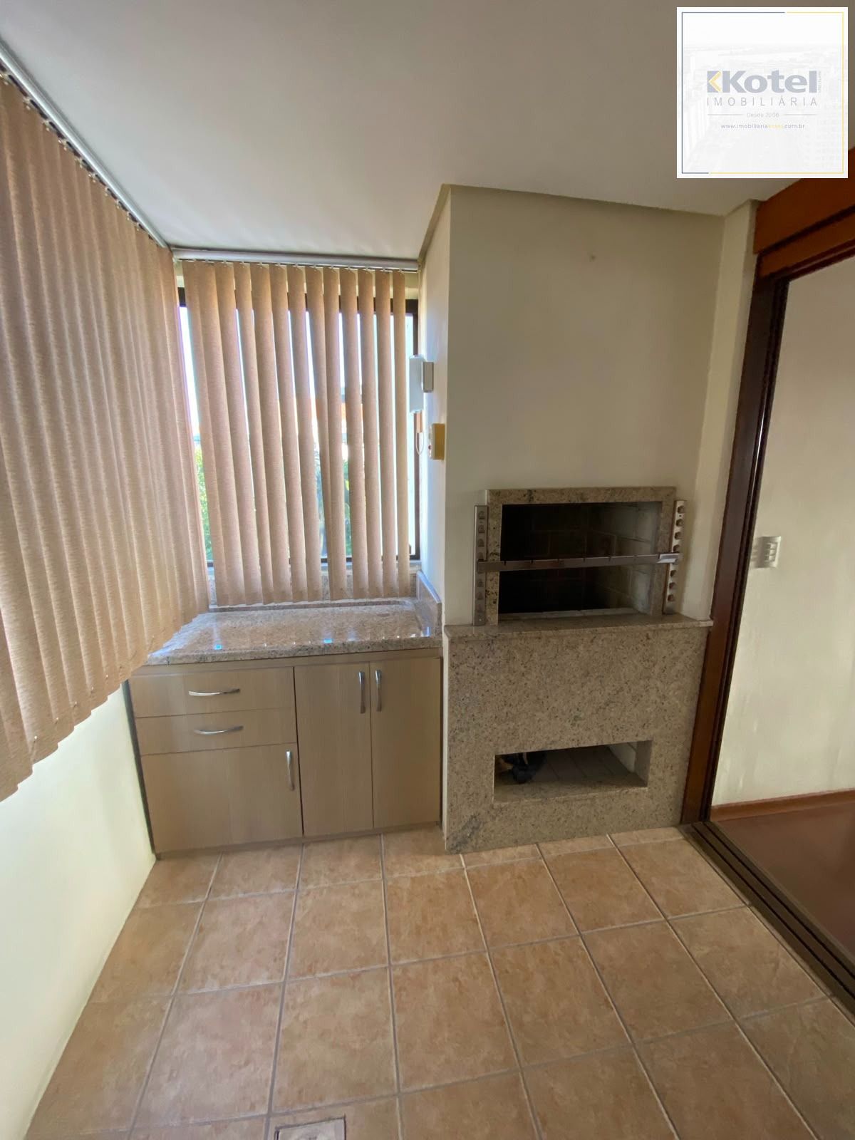 Apartamento Semimobiliado à Venda em Passo da Areia, Porto Alegre, RS