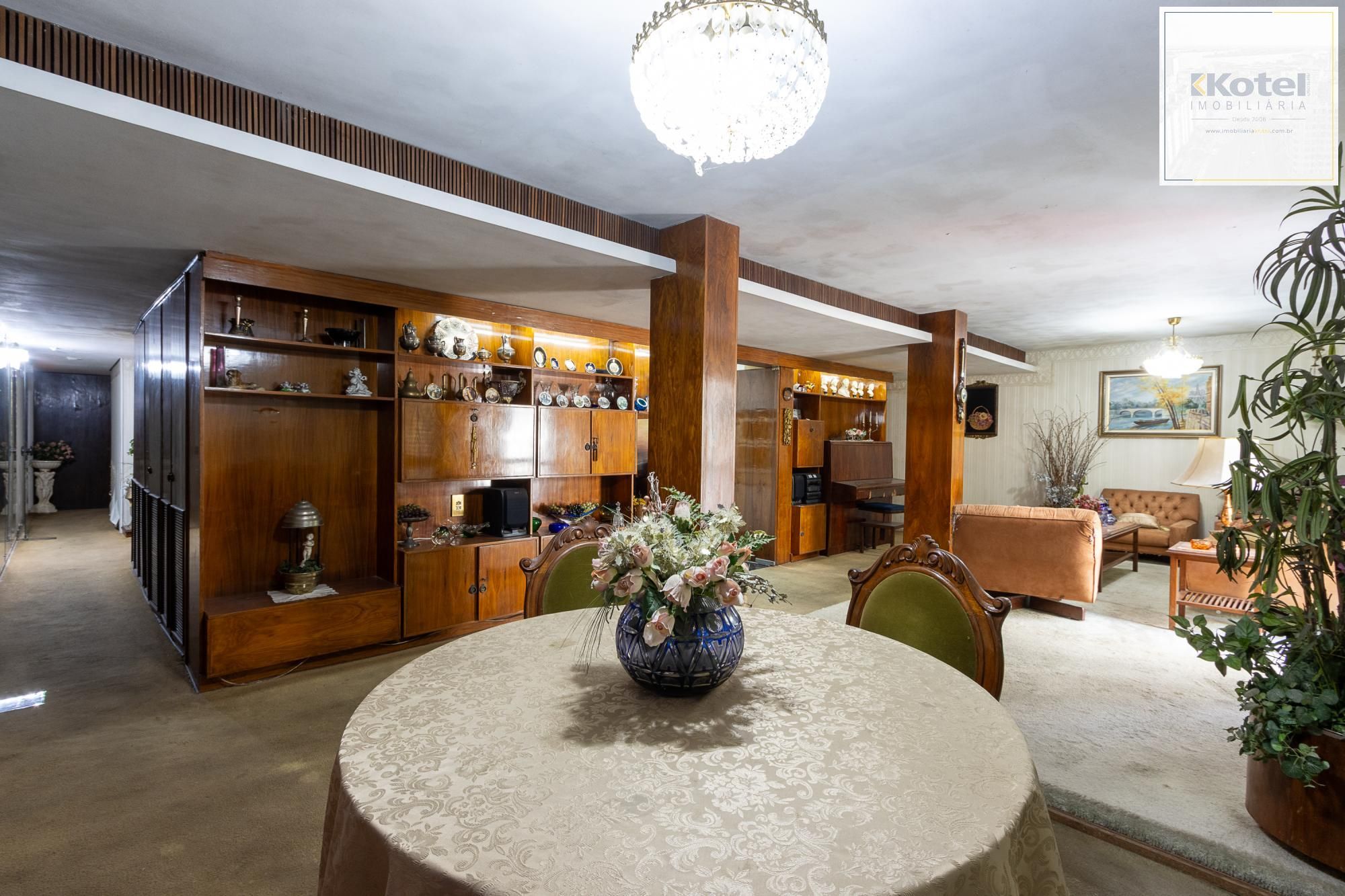 Apartamento frente à fundos, 3 dormitórios, 1 vaga escriturada - Centro Histórico