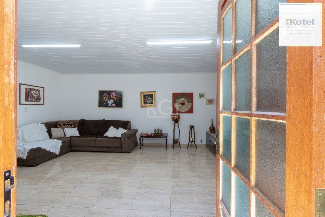 Casa para Venda - 370m², 4 dormitórios, sendo 1 suites, 6 vagas - Lomba do Pinheiro — foto 3