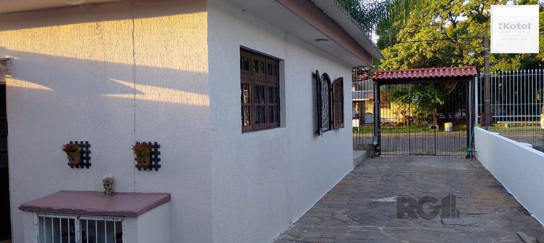 Casa térrea, 3 dormitórios, 1 suíte, living para 2 ambientes, cozinha, pátio, 2 banheiros e 4 vagas . — foto 2