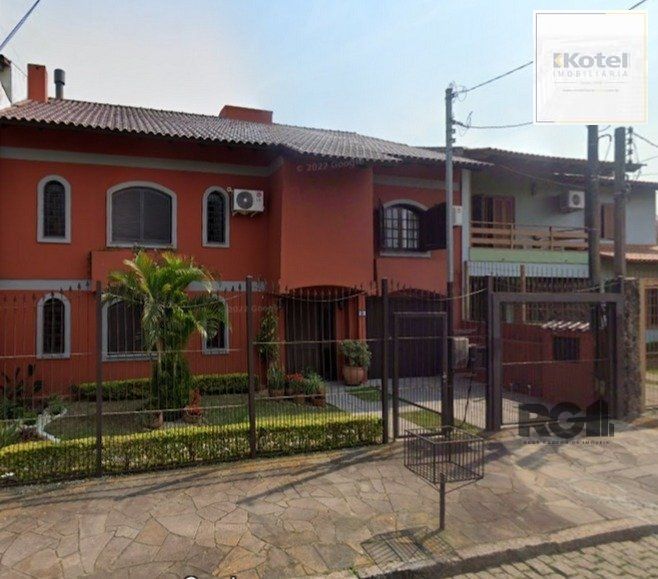 Casa de 04 dormitórios sendo 02 suíte com 03 pavimentos e 03 vagas de garagem.