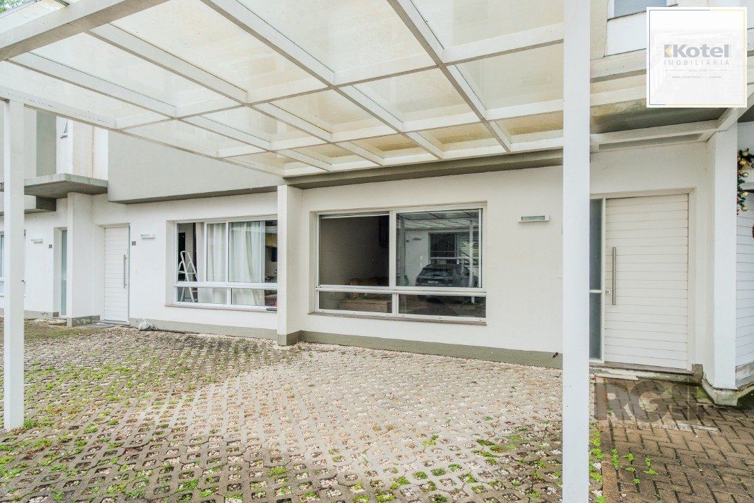 Casa impecável e mobiliada, com 3 niveis, possui 3 dormitórios sendo 1 suíte, 4 banheiros. — foto 3