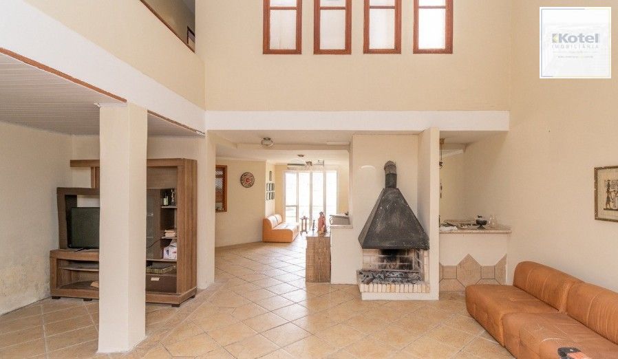 Casa de 3 quartos,1 suíte, closet, living com lareira, pátio, piscina e 2 vagas de garagem. — foto 5